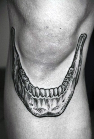 简单的黑色下颚骨膝盖纹身图案