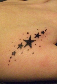 手背黑色星星纹身图案