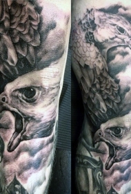 腿部惊人的写实黑灰两只鹰纹身图案