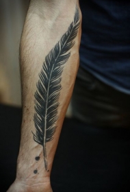 好看的黑色羽毛小臂纹身图案