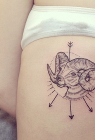 背部有趣的黑色线条山羊头与箭头纹身图案