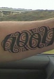 手臂黑色字母花体纹身图片