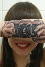 old school女生手臂彩色相机纹身图案