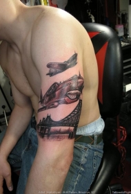 手臂黑灰风格桥与二战飞机纹身图案