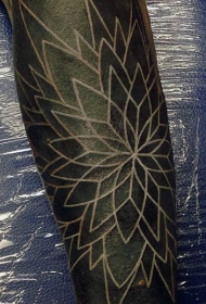 手臂大面积黑色与美丽的白色花朵纹身图案