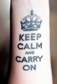 手臂黑色字字母和皇冠纹身图案