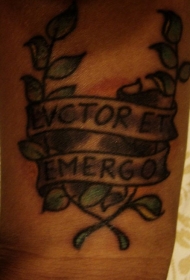 手腕彩色叶子与拉丁文纹身图片