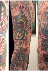 男生手臂上彩绘花臂建筑物与动物纹身个性纹身图片