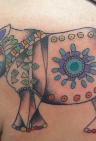 背部彩色花纹的犀牛纹身图案