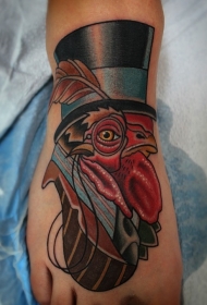 脚背戴眼镜帽子的公鸡纹身图案