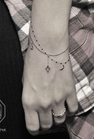 女生手腕精致的手镯纹身图案