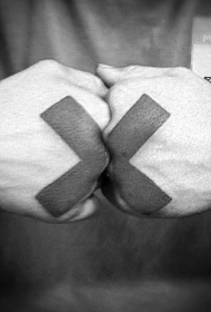 手背不寻常的黑色交叉线条纹身图案