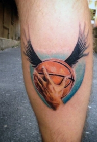 腿部彩色逼真的篮球与翅膀纹身图片