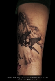 黑灰风格云朵和战机纹身图案