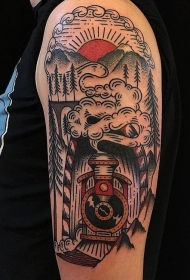 手臂老流派彩色旧火车与山区纹身图案