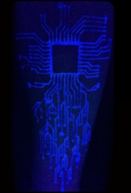 手臂白墨水发光原始图腾纹身图案