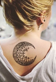 背部优雅美妙的黑色月亮图腾纹身图案