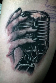 手臂黑色骷髅形状麦克风纹身图案