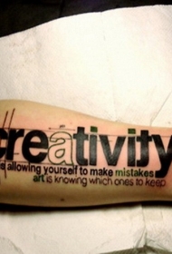 手臂巨大的黑色字母印刷风格纹身图案