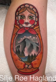 腿部复古风格的彩色套娃纹身图案