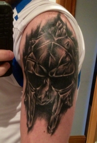 大臂黑灰风格角斗士头盔纹身图案