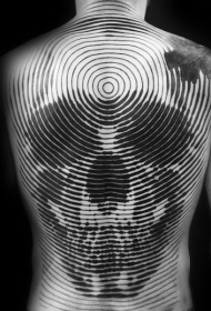 背部壮观的线条样式组合骷髅纹身图案