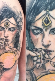 大腿素描风格的彩色女生肖像与鲜花纹身图案