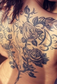 女生背部藤蔓和玫瑰纹身图案