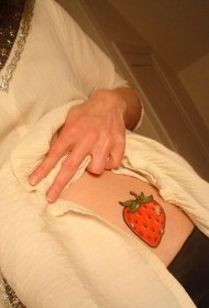 腰侧彩色如诗如画的草莓纹身图案