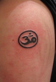 肩部黑色圆形印度符号纹身图案
