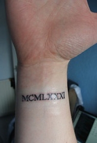 罗马数字在手腕上的纹身图案