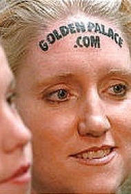 女性额头上的英文字母广告纹身