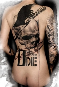 背部有趣的神秘字母和乌鸦骷髅黑白纹身图案