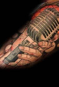 old school手臂彩色麦克风纹身图案
