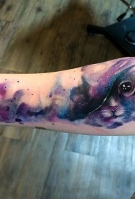 手臂彩色神秘空间与猫纹身图案