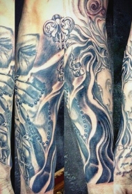 手臂黑色哭泣的女人与十字架纹身图案