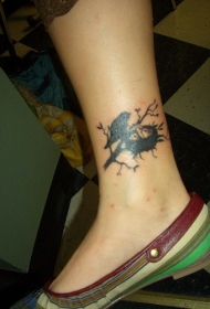 脚踝黑色的小鸟与鸟巢中的小鸟纹身图案