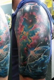 大臂彩色深空纹身图案