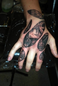 手背撕皮写实的机械纹身图案