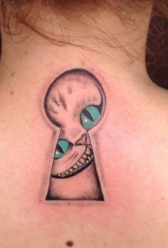 背部微笑的柴郡猫和门槽彩色纹身图案