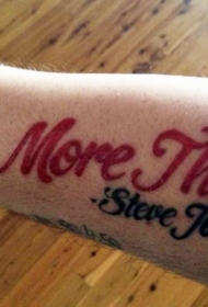 别致的红色字母手臂纹身图案