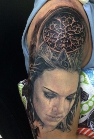 大臂逼真的彩色女生肖像与中世纪大教堂纹身图案