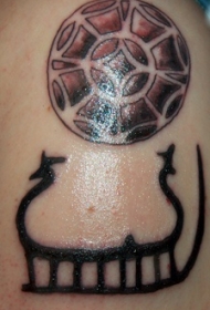 海盗船和棕色简约标志纹身图案