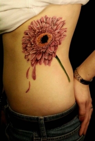 侧肋逼真的菊花纹身图案