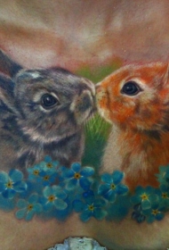 胸部可爱的写实彩色兔子纹身图案