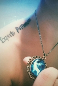 肩部黑色的咒语英文字母纹身图案