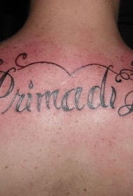 背部意大利字母与藤蔓纹身图案