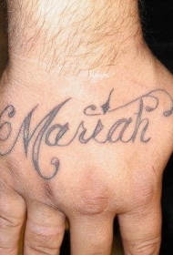 手部卷曲英文花体纹身图案