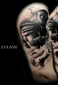 大臂奇妙的黑色古代战士与马纹身图案