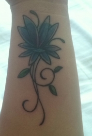 手臂简单的花朵纹身图案